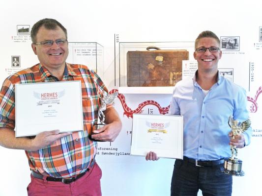 Foto:Commercial Director Bjarne Dahl (tv) og marketingkoordintator Stefan Korff fra Daloon med de to vinderstatuetter fra Hermes Creative Awards.